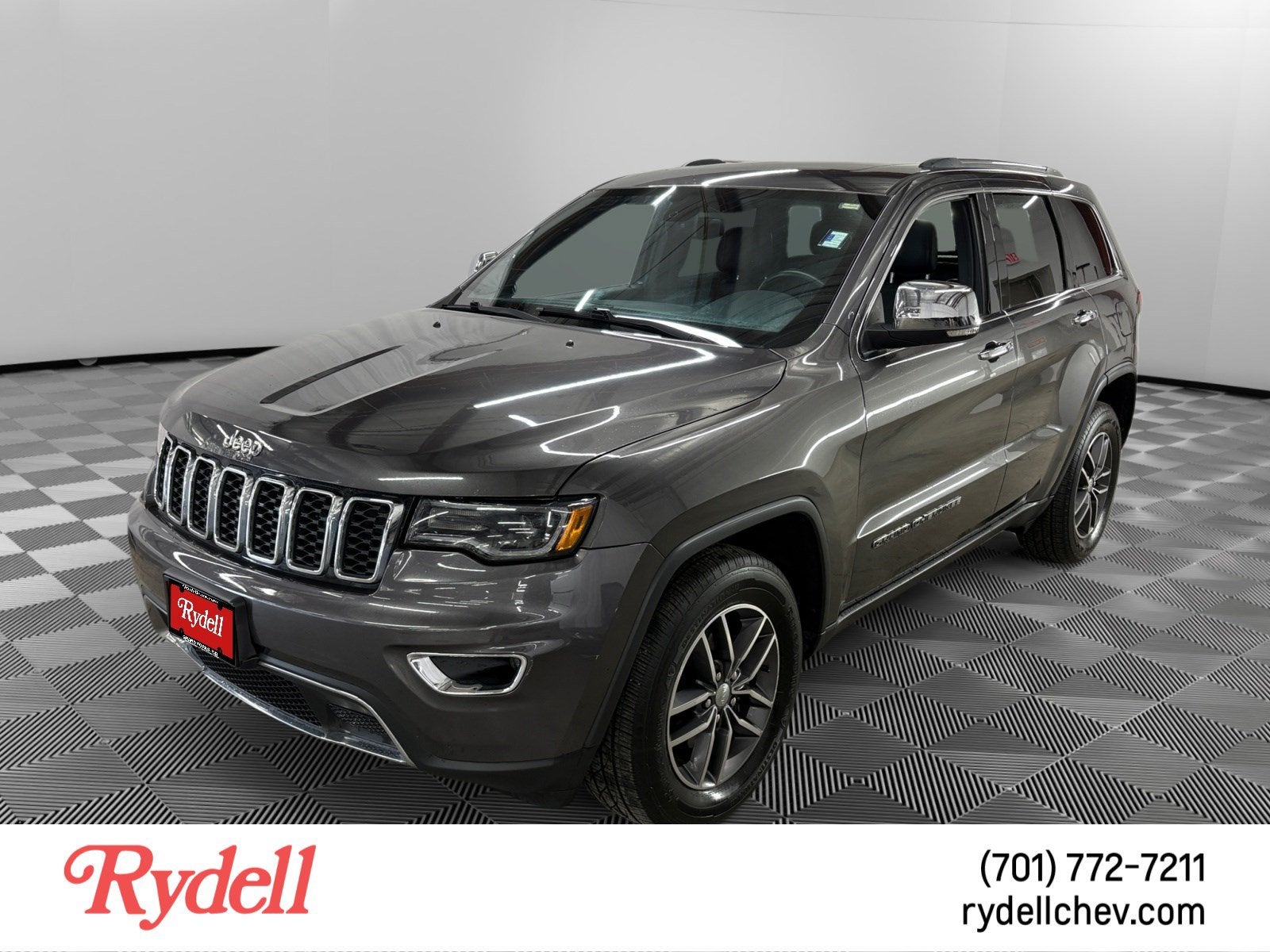 2017 Jeep Grand Cherokee Limited 4x4 in Gray — front three-quarter view
